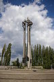 Plac Solidarności wraz z Pomnikiem Poległych Stoczniowców Grudnia 1970 r murem wzdłuż północnej pierzei Placu oraz Bramą nr 2 Stoczni Gdańskiej i magazynem torped - tzw. salą BHP ob. salą konferencyjną i muzeum zakładowym