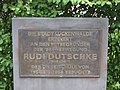 Gedenktafel für Rudi Dutschke vor dem Luckenwalder Gymnasium