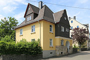 Deutsch: Gemünden, Westerwaldkreis: Pfarrhaus Hauptstraße 29 erbaut um 1910 This is a photograph of a cultural monument. It is on the list of cultural monuments of Gemünden.