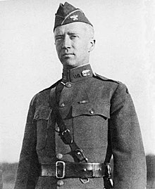 Patton avec un uniforme militaire et un calot