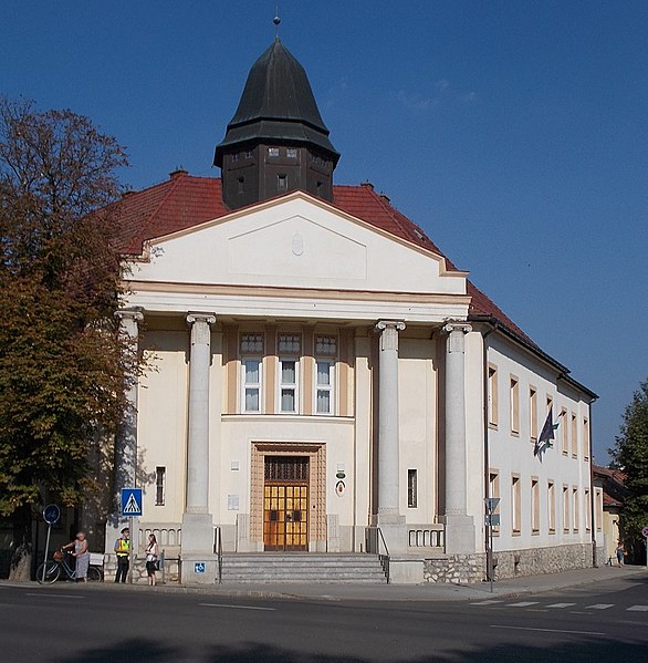 File:Gerichtsgebäude, 2018 Dombóvár.jpg