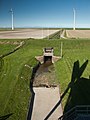 Uitzicht op de dijk, sluis en de wadden zee