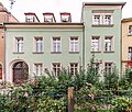 Wohnhaus in geschlossener Bebauung mit Vorgarten