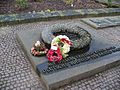 Gedenkplatte, Aufschrift: „Ich habe dich bei deinem Namen gerufen. Du bist mein. Jes 43.1 – Auf diesem Friedhof ruhen 44061 deutsche Soldaten des Krieges 1914/18“; 2006