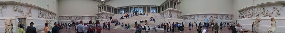 Panorámica del altar de Zeus en el Museo de Pérgamo de Berlín.