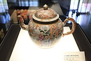 廣東省博物館收藏嘅廣彩風景人物紋帶蓋執壺