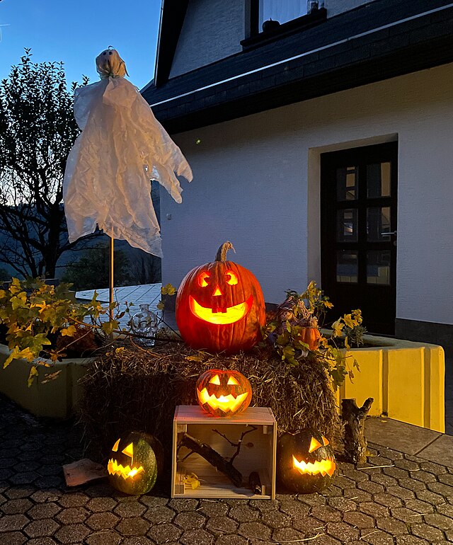 640px-Halloween_pumpkins_and_decorations_outside_a_house_%2851785090179%29.jpg