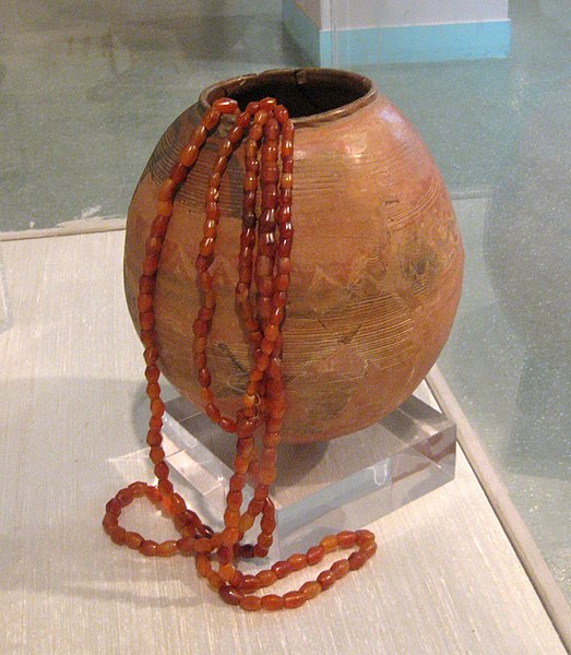 File:Harappan Burnished and Painted Clay Ovoid Vase with Round Carnelian Beads in National Museum, Delhi (3rd Millennium-2nd Millennium BC).jpg