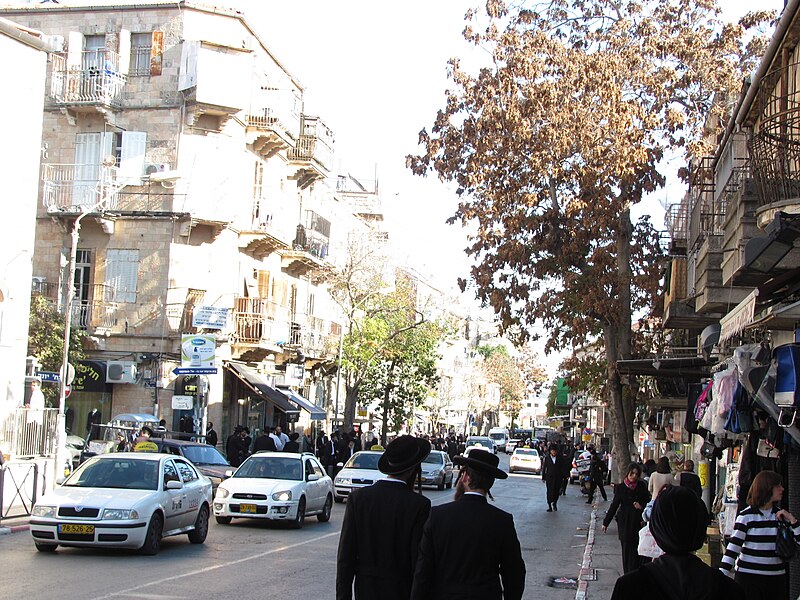 File:Haredim on Malkhei Yisrael Street, Jerusalem.jpg