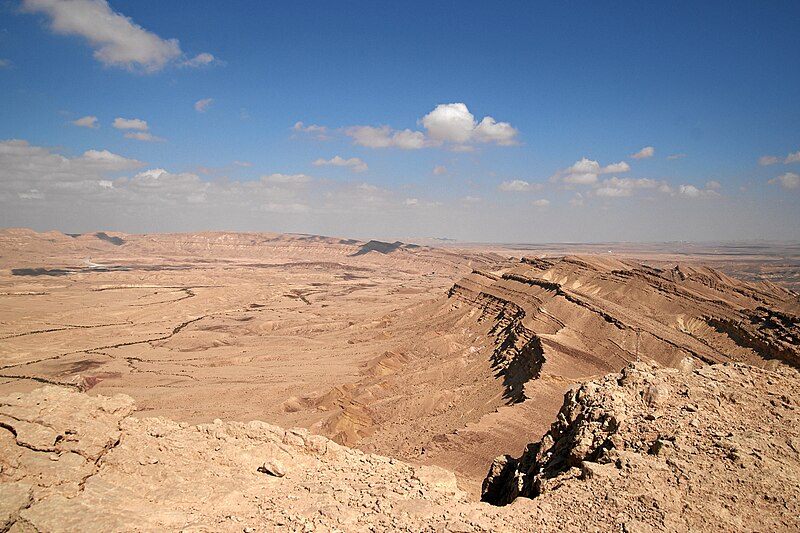 File:Hatira-ridge-a-makhtesh-gadol.jpg