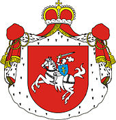 Blason rouge portant un chevalier blanc sur un cheval cabré de même couleur, le tout sur un manteau rouge doublé d'hermine surmonté d'une couronne.