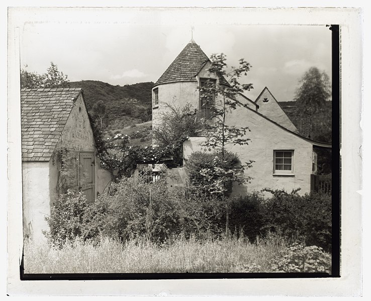 File:House at the "French Village," Highland Avenue, Hollywood, California. Garage LCCN2008679252.jpg