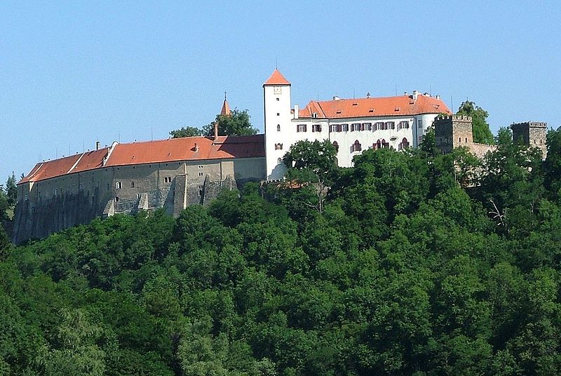 File:Hrad Bítov (cropped2).jpg