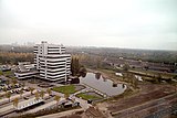 Het IBM-gebouw in de Riekerpolder, op de voorgrond de Johan Huizingalaan, op de achtergrond het Knooppunt De Nieuwe Meer