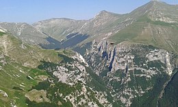 Vista delle Gole dell'Infernaccio dal M.Sibilla. Da destra a sinistra sono riconoscibili le vette del M.Priora, P.Berro, M.Bove Sud e Cima Cannafusto.