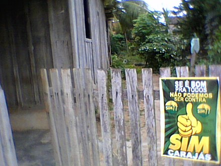 Imagem de uma vila no Interior do Pará, com um cartaz incentivando à divisão do estado, que foi negada.