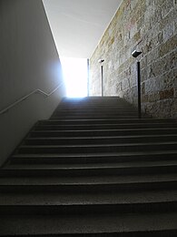 המדרגות המובילות את הקהל מקומת הכניסה לקומת אולמות הדיונים. העליה נותנת תחושה של עליה לכוון האור והצדק. המראות שגובה הרצפה בשולי המדרגות מעמיקות את תחושת הגובה של הקירות. המדרגות בנויות כסמטה ירושלמית מהעיר העתיקה.