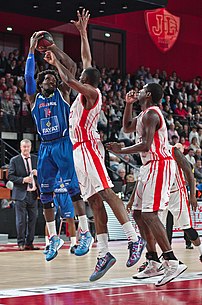 Tir en suspension de Jean-Baptiste Adolphe Michel, lors du match de basket-ball opposant le Paris-Levallois Basket à la Jeunesse laïque de Bourg-en-Bresse en novembre 2014. (définition réelle 3 012 × 4 547)