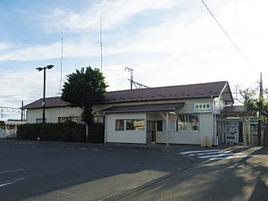 JREast-Joban-Linie-Hamayoshida-Bahnhofsgebäude-20140812.jpg