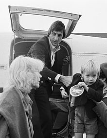 Johan Cruyff with his young son Jordi in 1977. Jordi would emulate Johan in playing for Ajax (as a youth), Barcelona and the Netherlands. Johan Cruijff with family 1977b.jpg