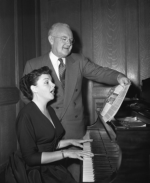 File:Judy Garland and Fletcher Bowron.jpg