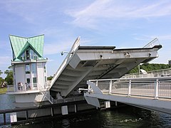 Herunterfahren der Brückenflügel kurz vor Schließung der Brücke