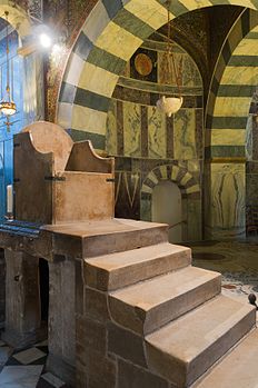 Le trône de Charlemagne, en la chapelle palatine d'Aix-la-Chapelle. (définition réelle 2 270 × 3 411)