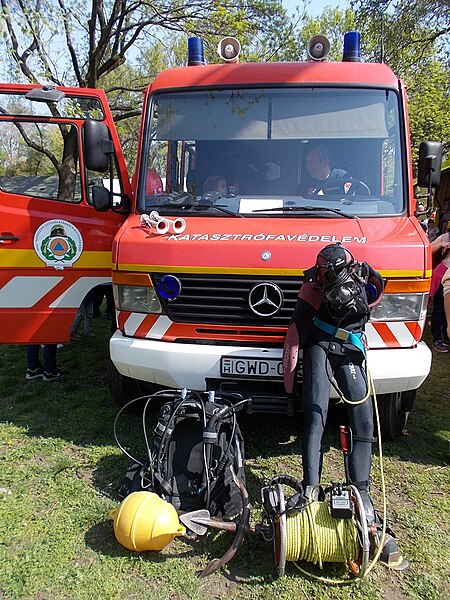 File:Katastrophenschutz, Mercedes-Benz 814, Taucheranzüge, Anker, 2023 Stadtwäldchen.jpg