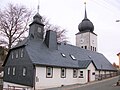 Kirche (ehemalige Schule, später Bet- und Pfarrhaus) sowie Kriegerdenkmal für die Gefallenen des Ersten Weltkrieges neben der Kirche