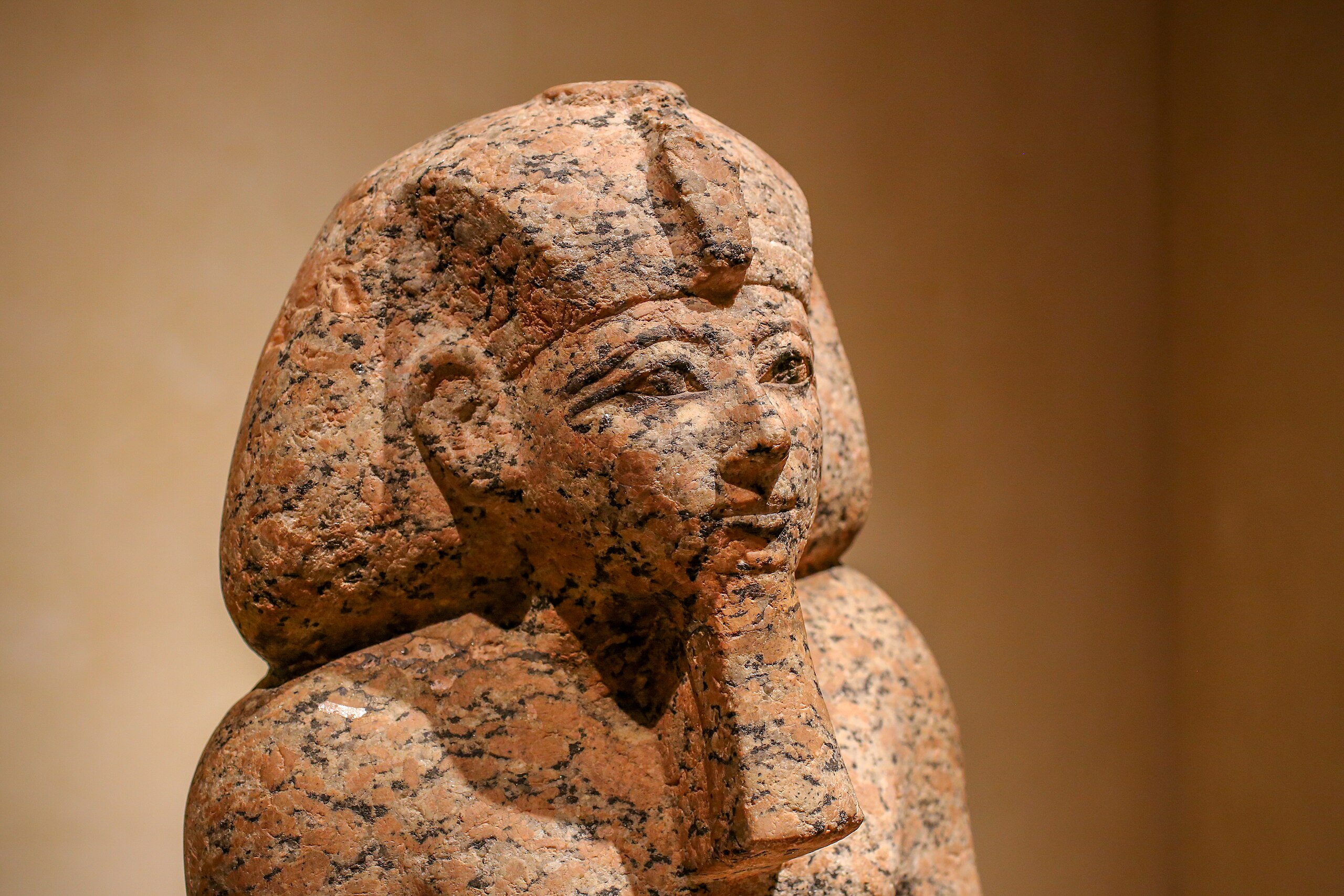 hatshepsut kneeling