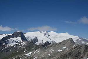The Inner Knorrkogel (center, left behind the Outer Knorrkogel) in front of the "High Glacier Roof"