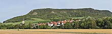 Gezicht op Kunitz vanuit het zuidwesten. Links op de berg de ruïne Kunitzburg.