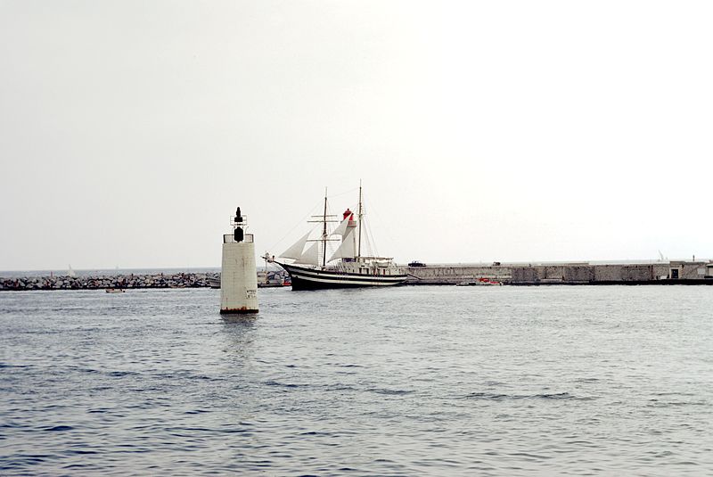 File:L'avant-port du Vieux-Port de Cannes en 1973.jpg