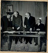 L'université de Paris et la Sorbonne. M. Gidel, M. Baudouin, M. Carcopino, M. Maurain, M. Vendryès, dans le bureau du recteur, décembre 1940.jpg