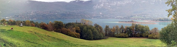 Lac d'Aiguebelette, en vue panoramique, depuis la commune de Saint-Alban-de-Montbel