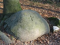 Granitblöcke mit eingehauenen Kreuzen am Höhenweg zum Kreiswald wurden früher als Lagersteine (=Grenzsteine) genutzt.