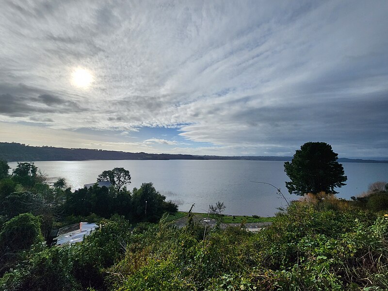 File:Lago Llanquihue-PtoOctay.jpg