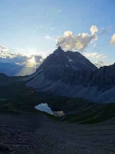 Blick zum Lai Tigiel und Piz Mitgel.