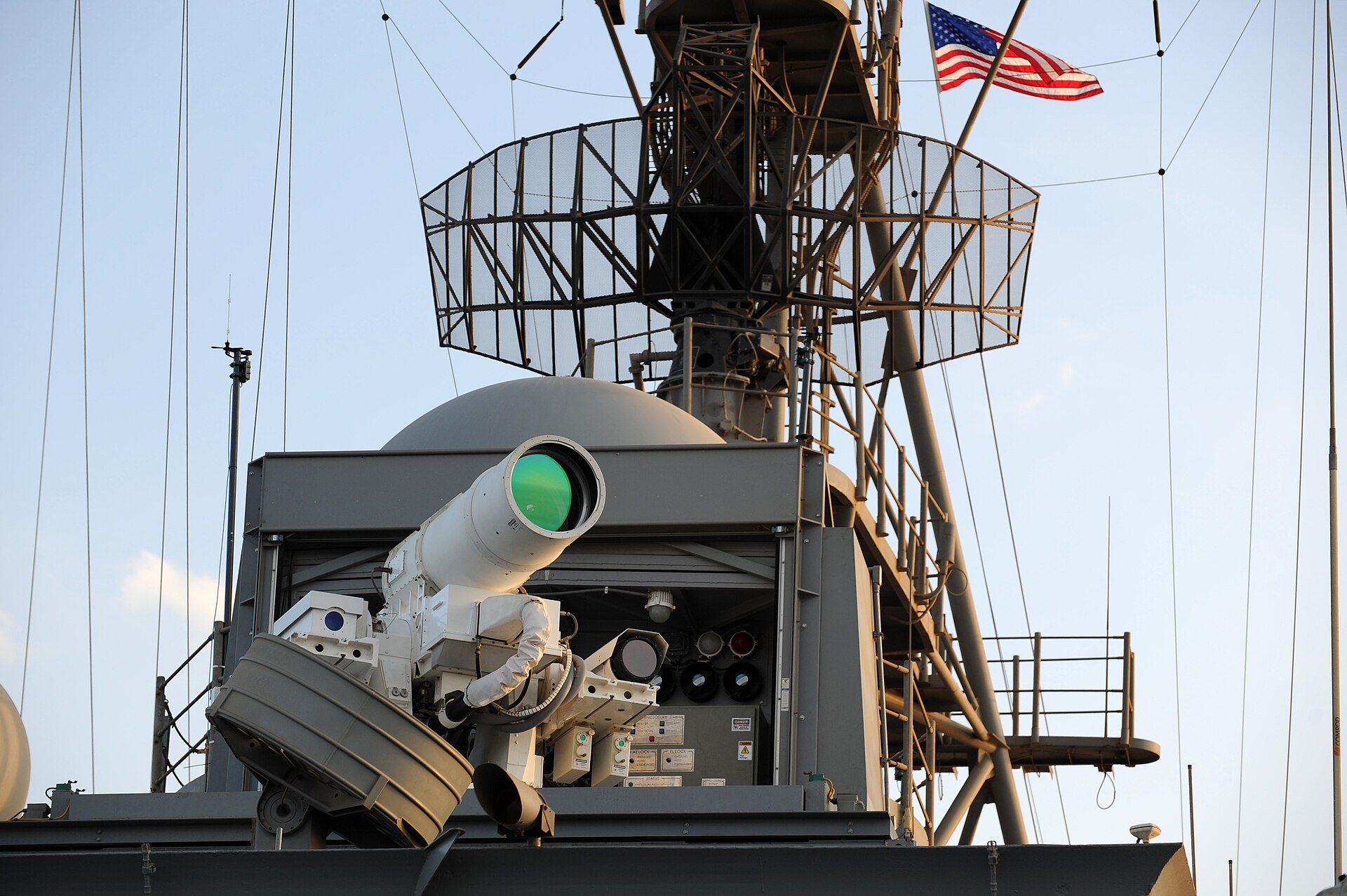 1920px-Laser_Weapon_System_aboard_USS_Ponce_%28AFSB%28I%29-15%29_in_November_2014_%2805%29.JPG