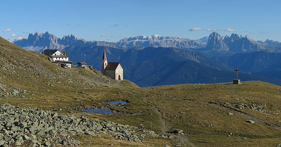 Schutzhaus und Wallfahrtskirche mit Dolomiten