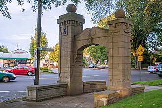 One of the arches from 1910: this one at NE 33rd and Peerless Place. Laurelhurst Arch.jpg