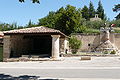 Français : Lavoir et mémorial de guerre à Ansouis.