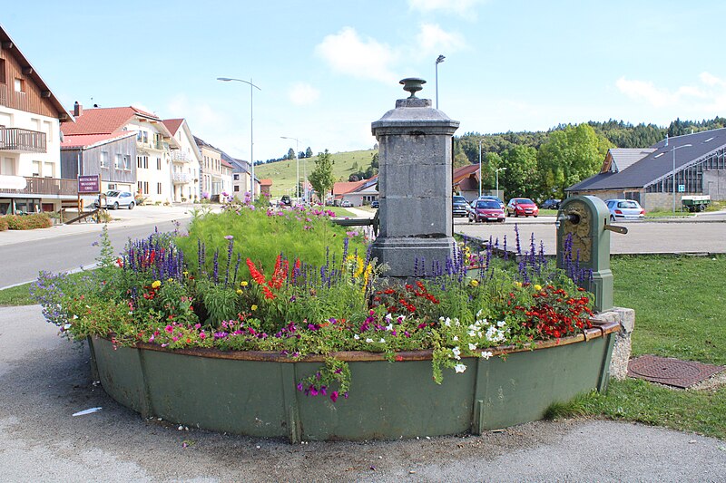 File:Les Fourgs Fontaine 2.jpg