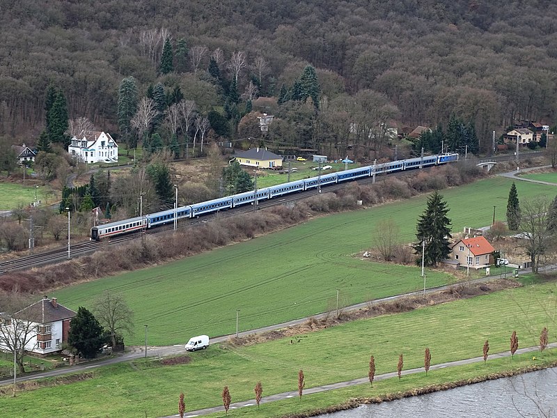 File:Libčice a Dolany, vlak, z Choče (01).jpg