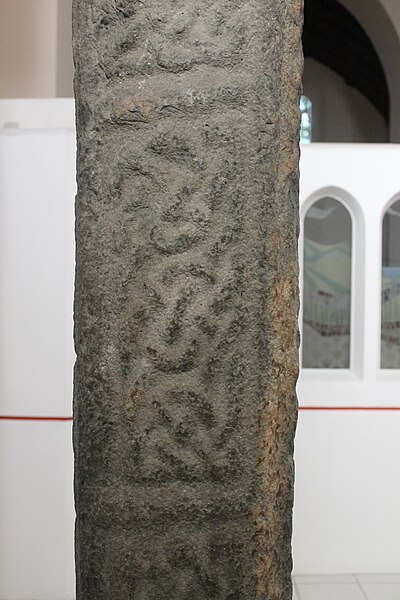 File:Llanbadarn Church - Croes Geltaidd Sant Padarn - Celtic cross at Llanbadarn, Aberystwyth, Wales 25.jpg