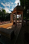 London - Constitution Hill - View WSW on Commonwealth Memorial Gates 2002 by Liam O'Connor - In the back Wellington Arch 1830 by Decimus Burton.jpg