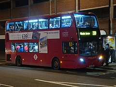 Ein Bus der Linie 220 nach Willesden Junction in einer Haltestelle an der Wood Lane