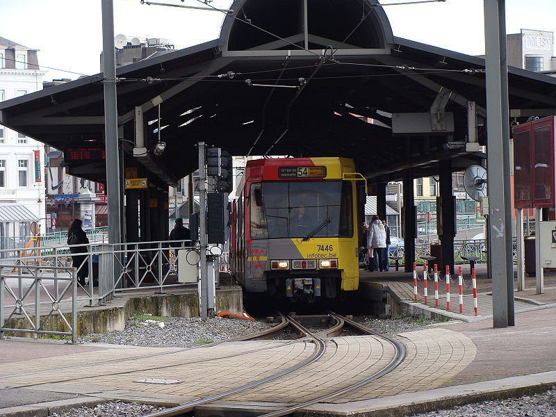 File:Métro 54 partant de la station Charleroi-Sud.jpg
