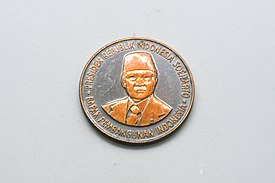 Koin-medali Ketetapan Sidang Umum MPR RI 1983 motif wajah Soeharto warna perunggu