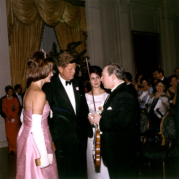 File:Malraux Dinner - President and First Lady, Mme. Malraux, and Isaac Stern, 11 May 1962.jpg